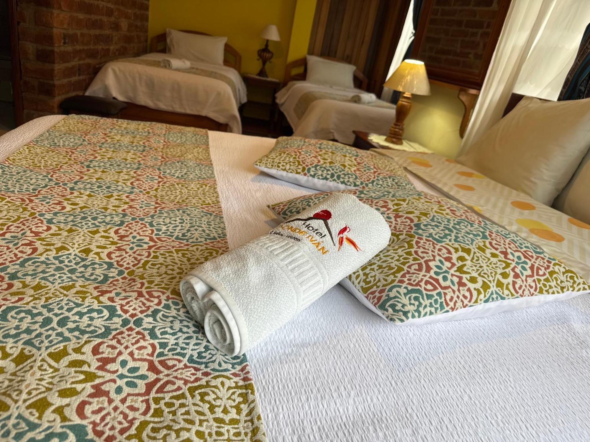 באניוס Hotel Donde Ivan מראה חיצוני תמונה